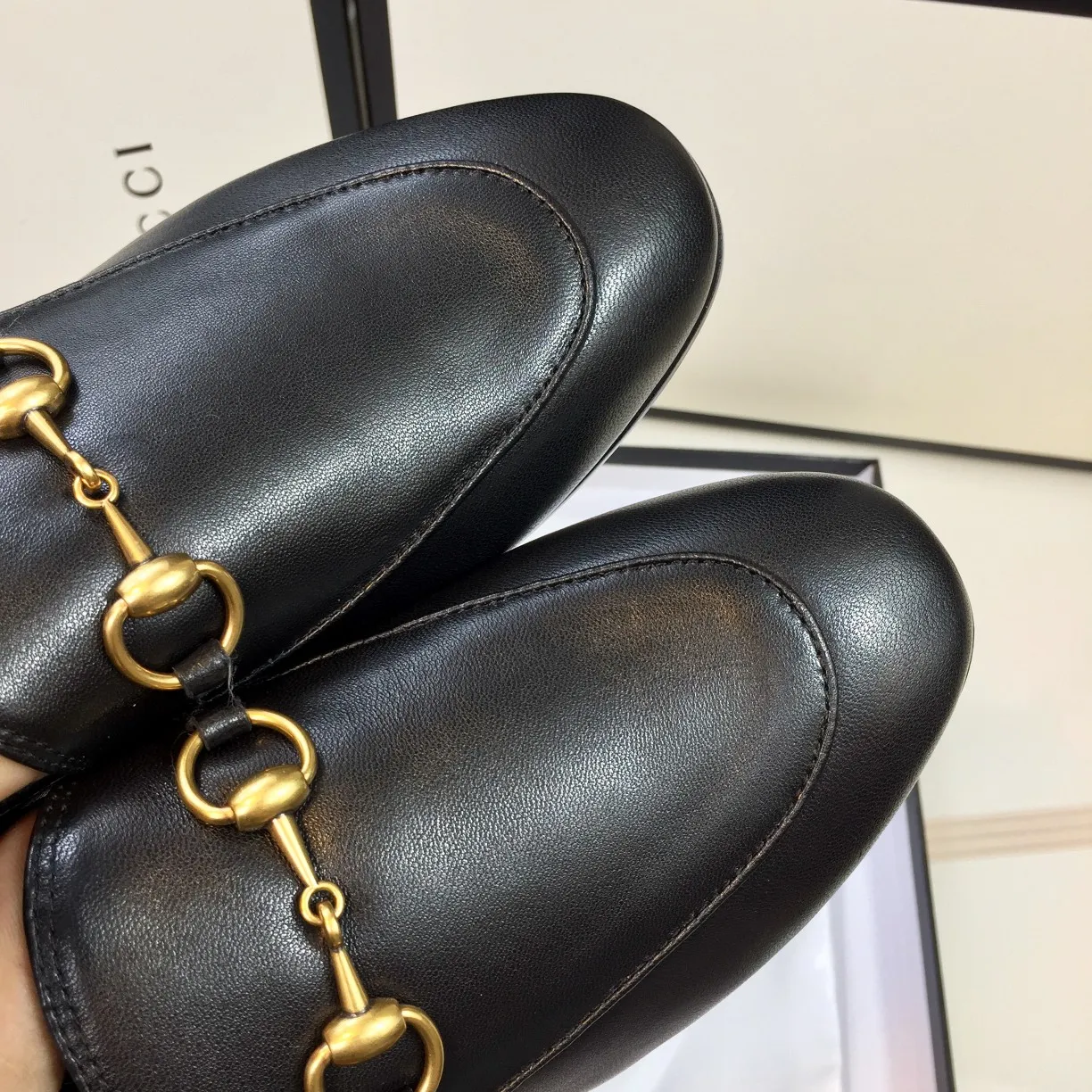 👟👟Ex-factory price 440👟👟～～GUCCI～Gucci Gucci classic century model, classic strawberry 3D printing, never fade, original purchase, purchasing agent level, welcome to compare, do not return the original version, G family classic flat shoes, mules, slippers and half slippers. Stamped logo Fabric: Original calfskin, lining feet/cowhide lining Outsole: Imported genuine leather outsole Size: 34-41 "34/41 custom-made, non-refundable, please come first to order. Verbal customization is not accepted" This panel can be customized Men's size: 39-45 "Custom-made, non-refundable" Packaging: Comes with a full set of top-quality packaging